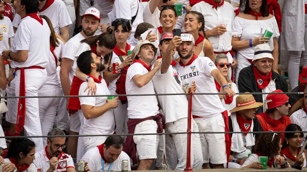 Ambiente en la séptima corrida de la Feria de San Fermín. MAITE H. MATEO-12