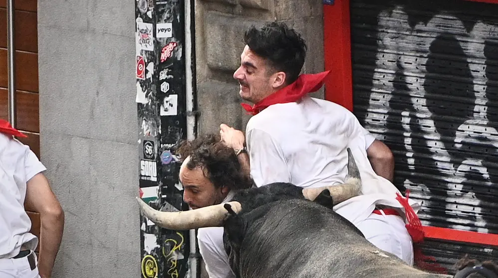 Octavo y último encierro de las fiestas de San Fermín 2024 con toros de Miura en el Ayuntamiento. PABLO LASAOSA