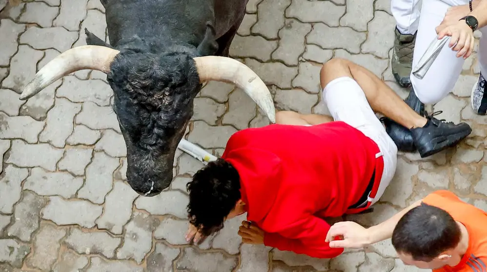 Octavo encierro de San Ferm&iacute;n el d&iacute;a 14 de julio de 2024 con toros de Miura en Pamplona en el tramo de la bajada al callej&oacute;n. EFE - VILLAR L&Oacute;PEZ (4)