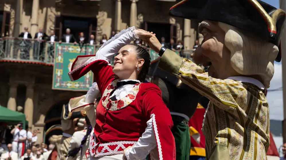 Los últimos bailes de la Comparsa de GIgantes y Cabezudos. MAITE H. MATEO-07