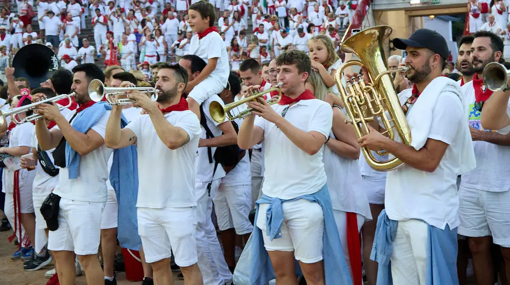 Despedida de las peñas en la Plaza de Toros de Pamplona en el último día de las fiestas de San Fermín de 2024. IÑIGO ALZUGARAY
