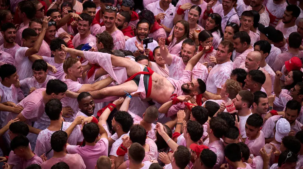 Cuentos de personas disfrutan del chupinazo de las fiestas de San Fermín 2025 en la Plaza del Ayuntamiento de Pamplona. PABLO LASAOSA