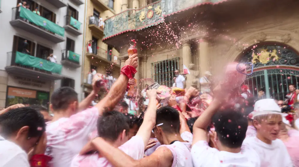 Miles de personas celebran el Chupinazo en la Plaza del Ayuntamiento de Pamplona, con el que se da inicio a las Fiestas de San Fermín 2025. IÑIGO ALZUGARAY