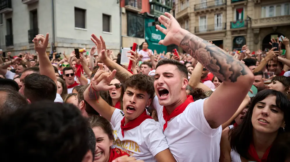 Miles de personas participan en el tradicional Riau Riau desde el Ayuntamiento de Pamplona hasta San Lorenzo durante San Fermín 2025. PABLO LASAOSA