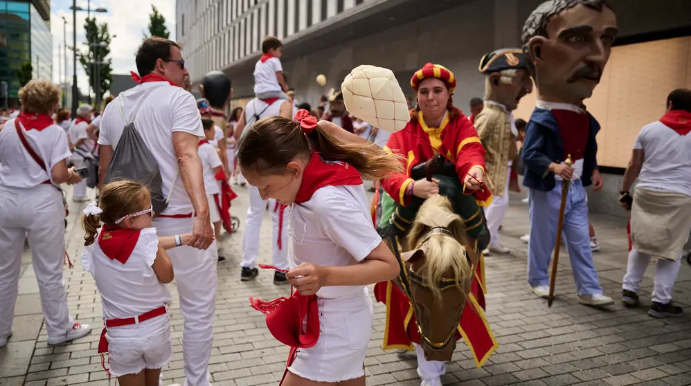 La Comparsa de Gigantes y Cabezudos recorre las calles de Pamplona durante el primer día de San Fermín 2025. PABLO LASAOSA