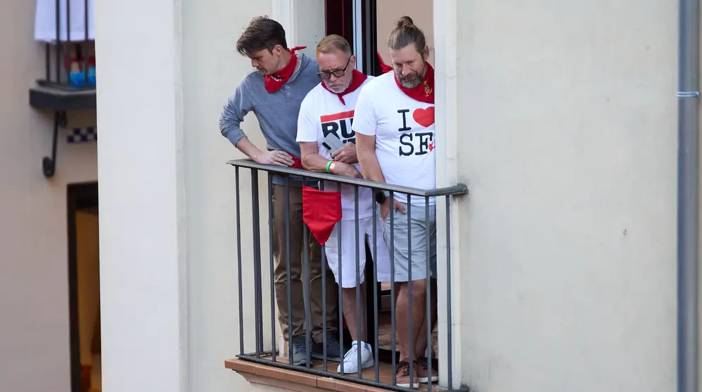 Ambiente en los momentos previos al segundo encierro de San Fermín 2025 con toros de la ganadería de Cebada Gago en el tramo de Mercaderes. IÑIGO ALZUGARAY