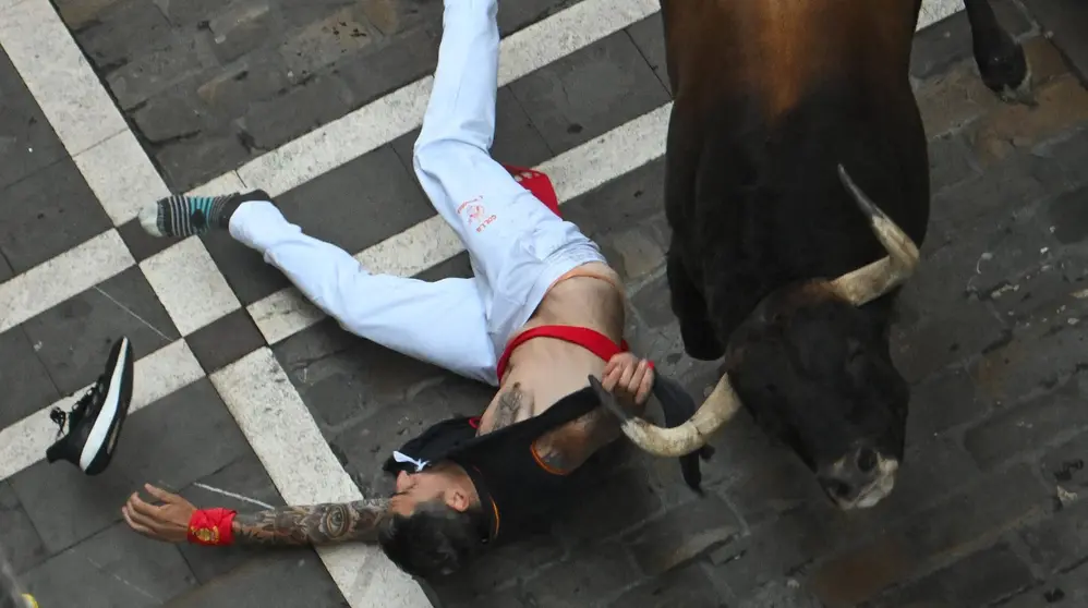 Tercer encierro de San Fermín 2025 el día 9 de julio con toros de Álvaro Núñez en Estafeta. EFE - JOSE LUIS LARRIÓN (1)