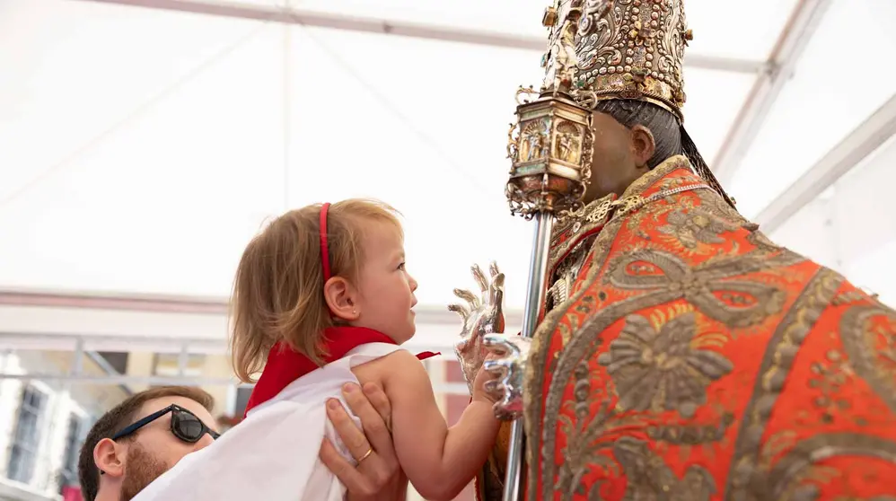 CIentos de niños participan en la ofrenda floral a San Fermín. Maite H. Mateo.-35