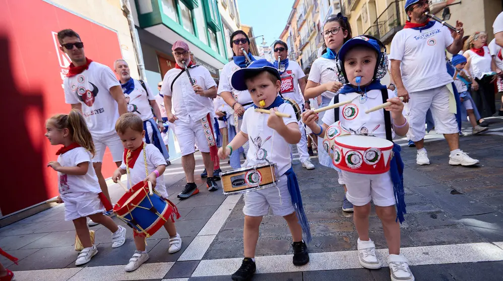 Struendo de Iruña Txiki por las calles de Pamplona durante las Fiestas de San Fermín 2025. IÑIGO ALZUGARAY