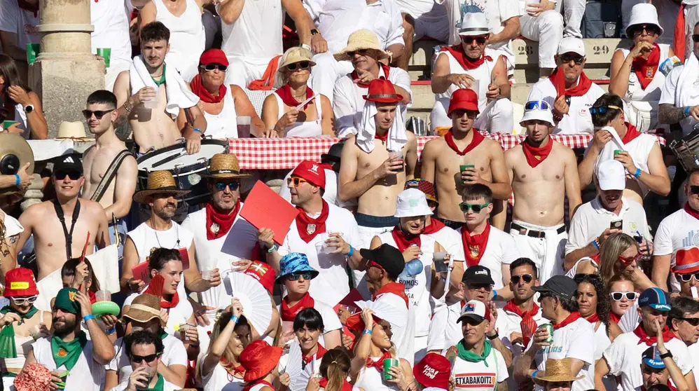 Ambiente en ruedo en la cuarta corrida de la Fería de San Fermín. Maite H. Mateo.-02