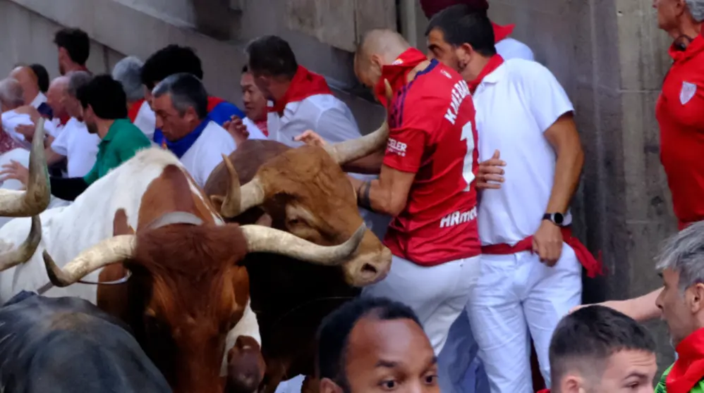 Quinto encierro de San ermín con toros de la ganadería de Jandilla. KUKUXUMUSU / JUAN IGNACIO DELGADO