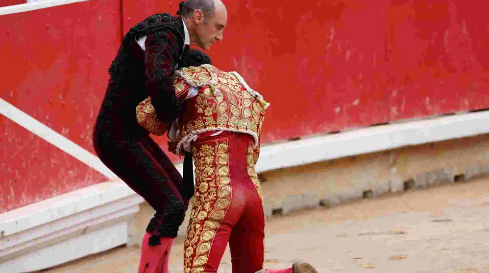 El torero Juan de Castilla durante la lidia a su primer toro de la tarde en la octava de abono de la Feria de Toro de los Sanfermines 2025 con toros de la ganadería de José Escolar y en la que comparte cartel con los diestros Rafaelillo y Fernando Robleño.  EFE/ Villar López
