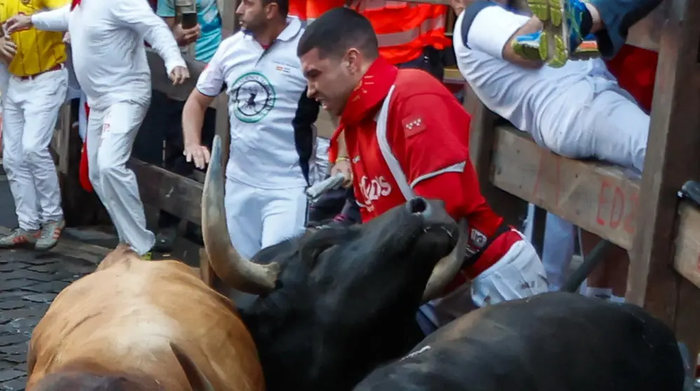 Séptimo encierro de San Fermín 2025 el día 13 de julio con toros de La Palmosilla en la curva de Mercaderes. EFE - JESÚS DIGES (13)