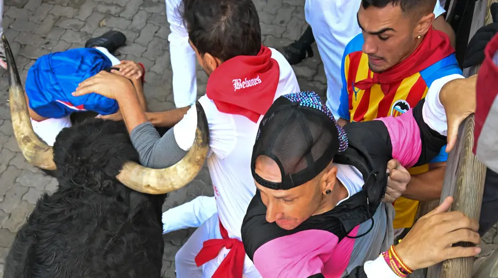 Séptimo encierro de San Fermín 2025 el día 13 de julio con toros de La Palmosilla en Telefónica. EFE - DANIEL FERNÁNDEZ (3)