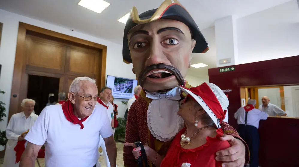 Visita de la Comparsa de Gigantes y Cabezudos a la Casa de la Misericordia de Pamplona durante las fiestas de San Fermín 2025. IÑIGO ALZUGARAY