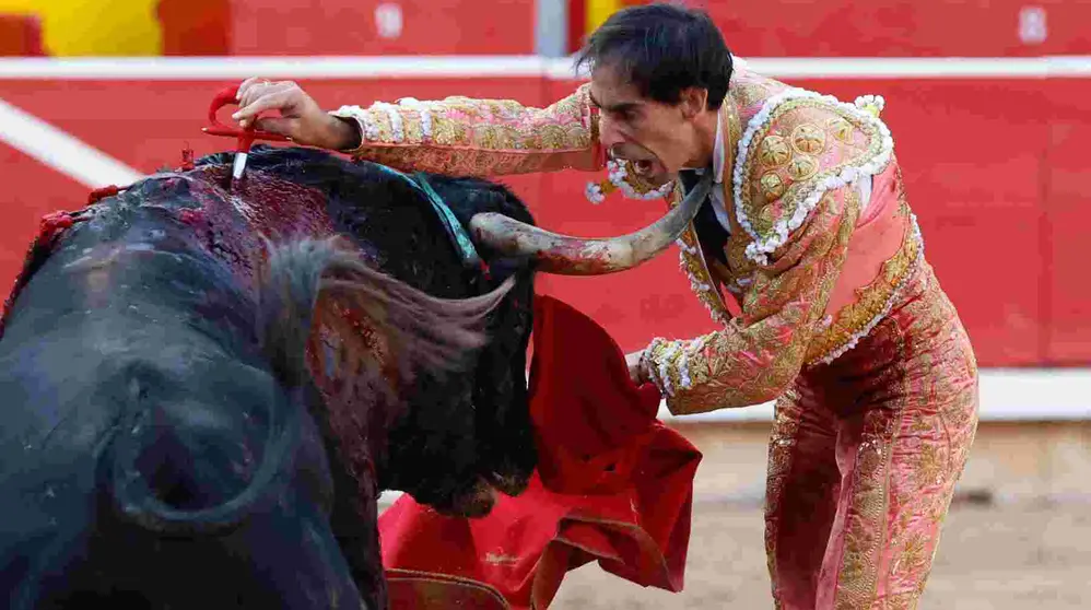 El torero Jiménez Fortes entra a matar a su segundo toro de la tarde en la novena de abono de la Feria de Toro de los Sanfermines 2025 con toros de la ganadería gaditana La Palmosilla y en la que comparte cartel con los diestros Fernando Adrián y Ginés Marín. EFE/Jesús Diges