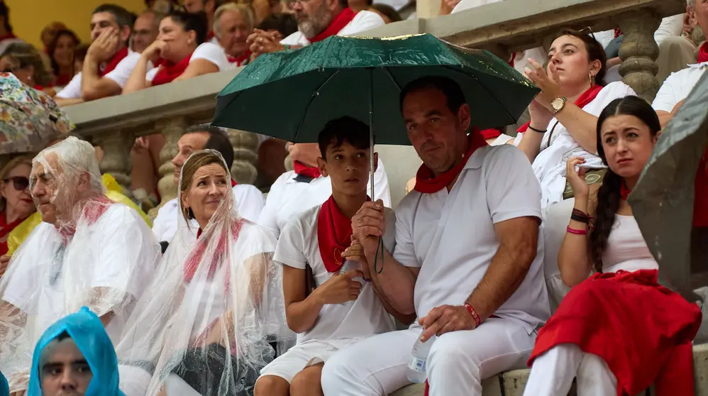 Los tendidos de la plaza de Toros de Pamplona durante la séptima corrida de la Feria del Toro de San Fermín 2025 con toros de La Palmosilla para Jiménez Fortes, Fernando Adrián y Ginés Marín. IÑIGO ALZUGARAY