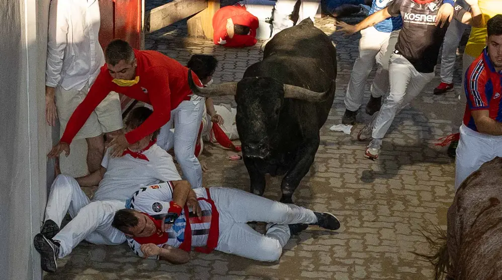Octavo encierro de San Fermín con toros de Miura en callejón entrada plaza. Maite  H. Mateo..-05