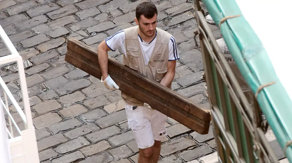 Desmontado del vallado tras el octavo y último encierro de San Fermín 2025 con toros de la ganadería de Miura en el tramo de Mercaderes. IÑIGO ALZUGARAY