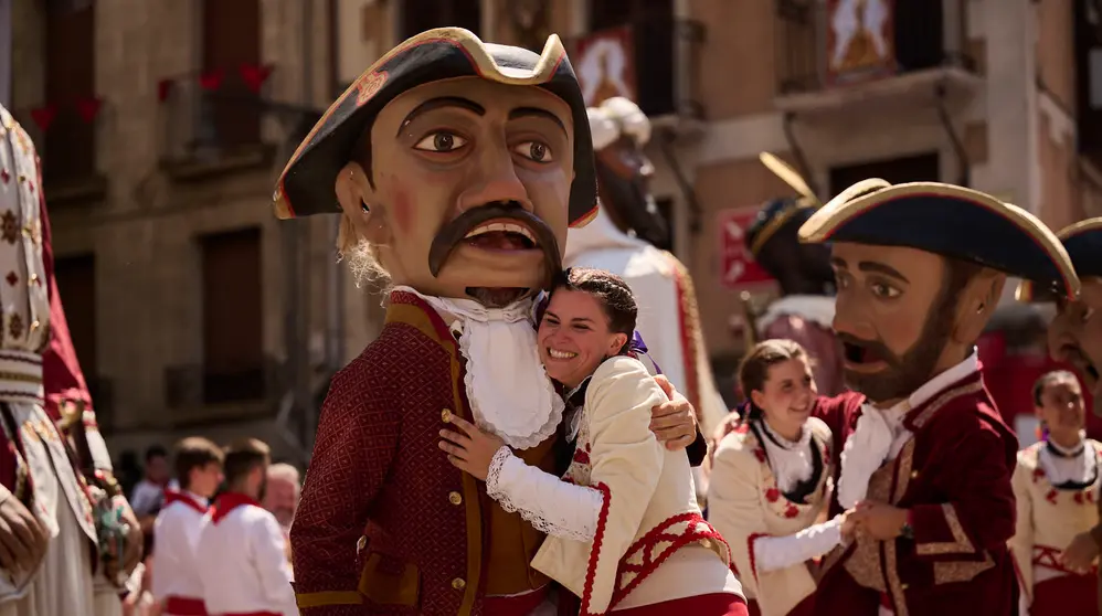 La Comparsa de Gigantes y Cabezudos realiza su última salida de San Fermín 2025 con bailes en la plaza del Ayuntamiento. PABLO LASAOSA