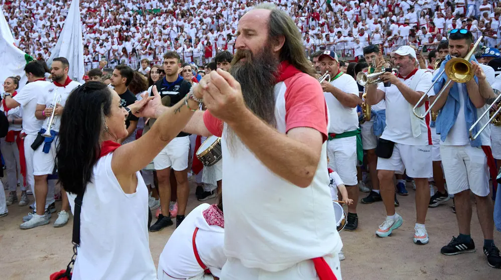 Despedida de las peñas en la Plaza de Toros de Pamplona en el último día de las fiestas de San Fermín de 2025. IÑIGO ALZUGARAY