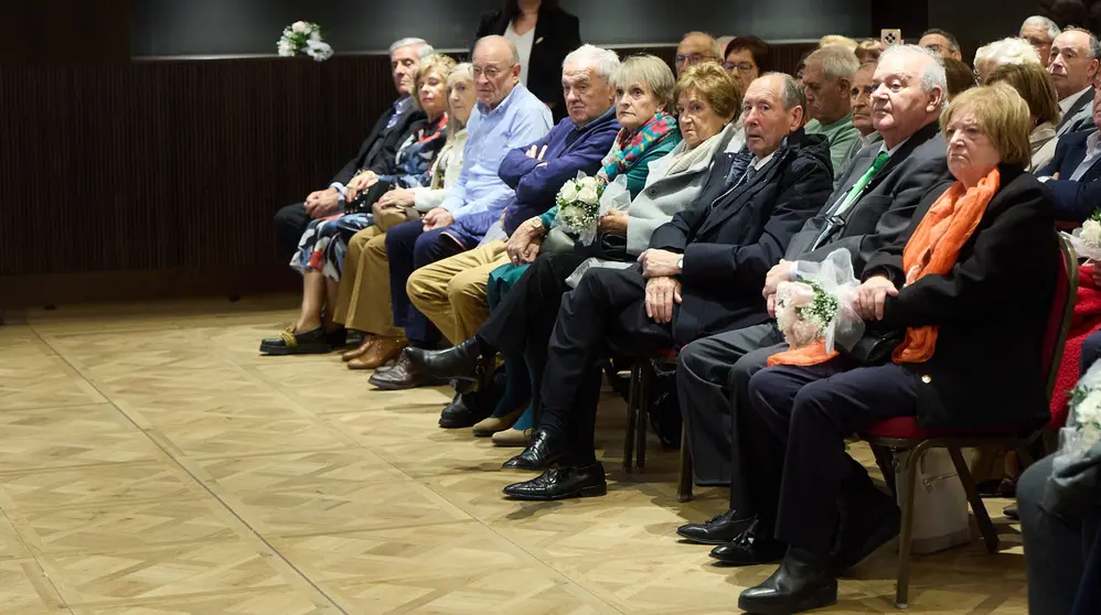 Homenaje organizado por Caja Rural de Navarra a 245 matrimonios que este año celebran sus bodas de oro. IÑIGO ALZUGARAY