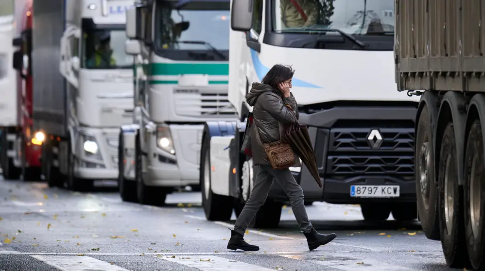 Camionada convocada por Tradisna, ANET e HIRU para reclamar "peajes para nadie, fiscalidad justa e infraestructuras seguras" para el sector del transporte. PABLO LASAOSA