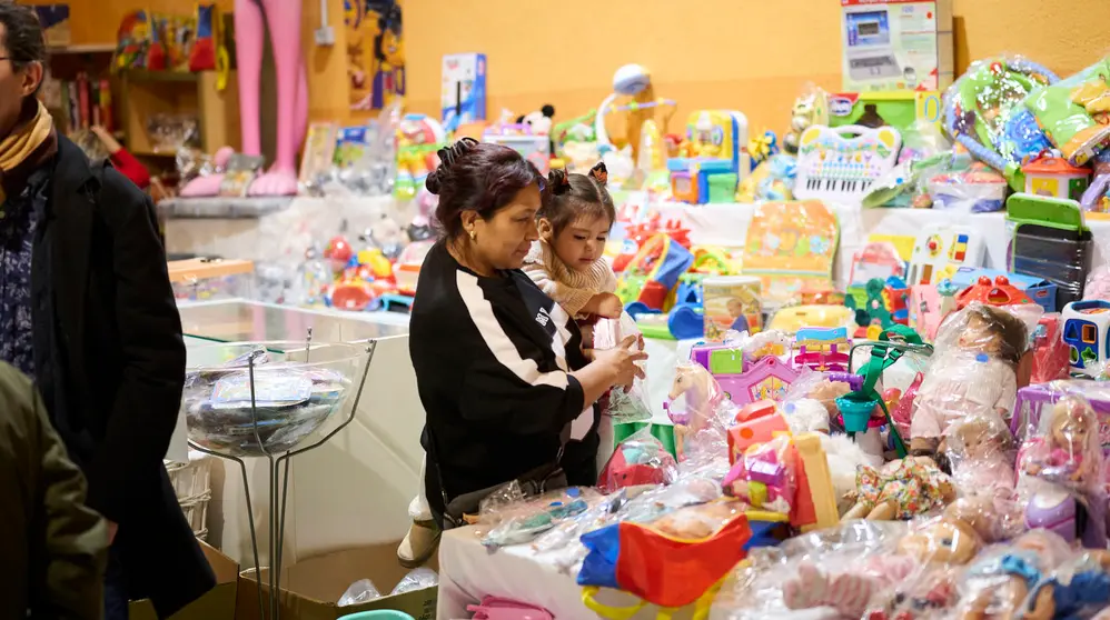 Inauguración del 30º aniversario del rastrillo de la asociación Nuevo Futuro. Antigua estación de autobuses de Pamplona. PABLO LASAOSA
