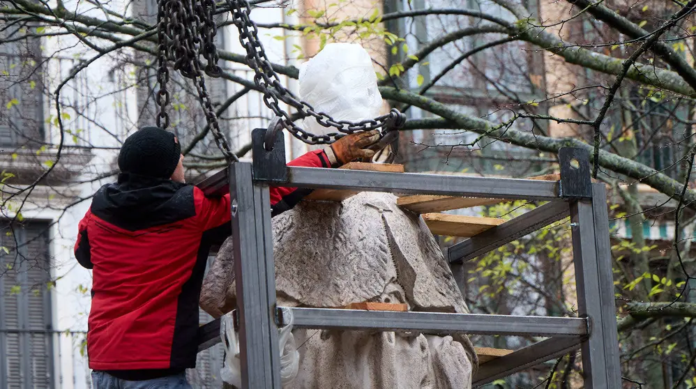 Comienza el traslado de las primeras estatuas de los Reyes de Navarra del Paseo de Sarasate. IÑIGO ALZUGARAY