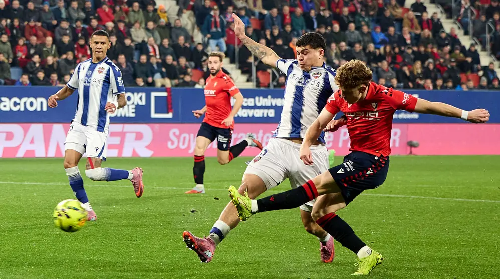 Partido de La Liga EA Sports entre CA Osasuna y Levante UD disputado en el estadio de El Sadar en Pamplona. IÑIGO ALZUGARAY
