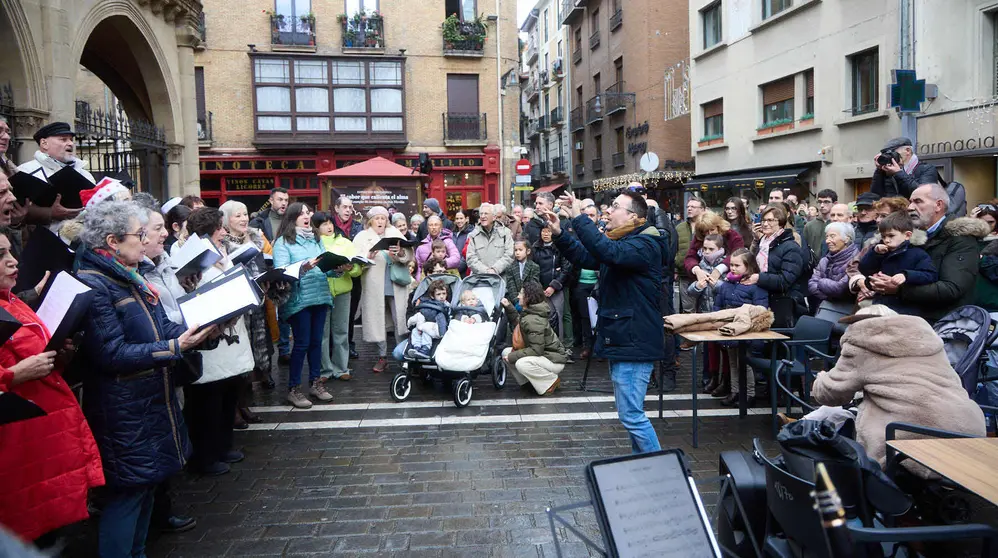 Miniconcierto con repertorio navide&ntilde;o del coro y solistas de la Asociaci&oacute;n Gayarre de Amigos de la &Oacute;pera (AGAO) en la plaza de San Nicol&aacute;s de Pamplona. I&Ntilde;IGO ALZUGARAY