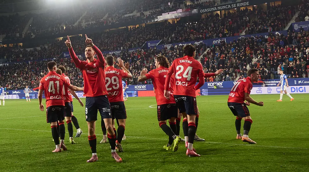 Los jugadores de Osasuna celebran el gol de Ra&uacute;l Garc&iacute;a (3-0) durante el partido de La Liga EA Sports entre CA Osasuna y Deportivo Alav&eacute;s disputado en el estadio de El Sadar en Pamplona. I&Ntilde;IGO ALZUGARAY