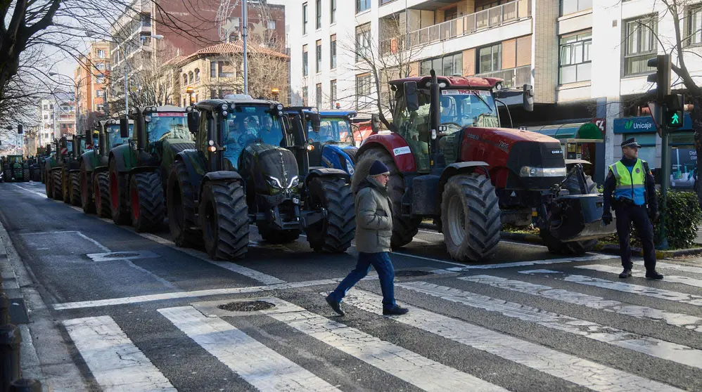 Tractorada en Pamplona contra las pol&iacute;ticas europeas del sector primario y en rechazo al acuerdo de Mercosur. I&Ntilde;IGO ALZUGARAY