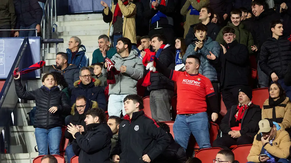 La grada del estadio de El Sadar durante el partido de La Liga EA Sports entre CA Osasuna y Real Oviedo disputado en Pamplona. I&Ntilde;IGO ALZUGARAY