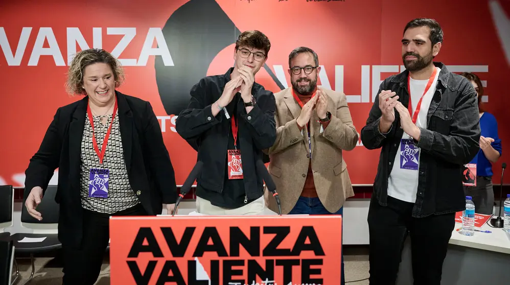 Javier Rem&iacute;rez, Esther Iso y  el nuevo secretario de juventudes Guzm&aacute;n Garc&iacute;a durante el XIII Congreso Ordinario de las Juventudes Socialistas de Navarra. PABLO LASAOSA