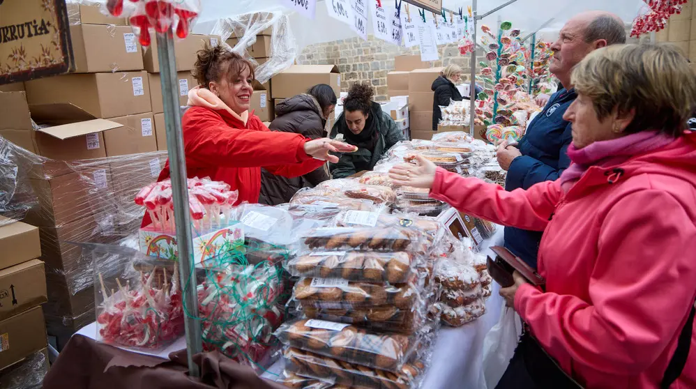 Puestos de venta de roscos y dulces en la plaza de San Nicol&aacute;s y en la calle San Miguel por la celebraci&oacute;n de San Blas. I&Ntilde;IGO ALZUGARAY