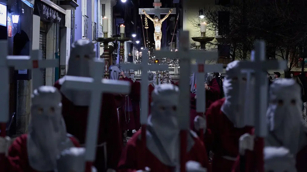 Traslado del paso del Cristo Alzado a la Catedral de Pamplona a cargo de la Hermandad de la Pasi&oacute;n del Se&ntilde;or como motivo del comienzo de la Cuaresma en el Mi&eacute;rcoles de Ceniza de 2026. I&Ntilde;IGO ALZUGARAY