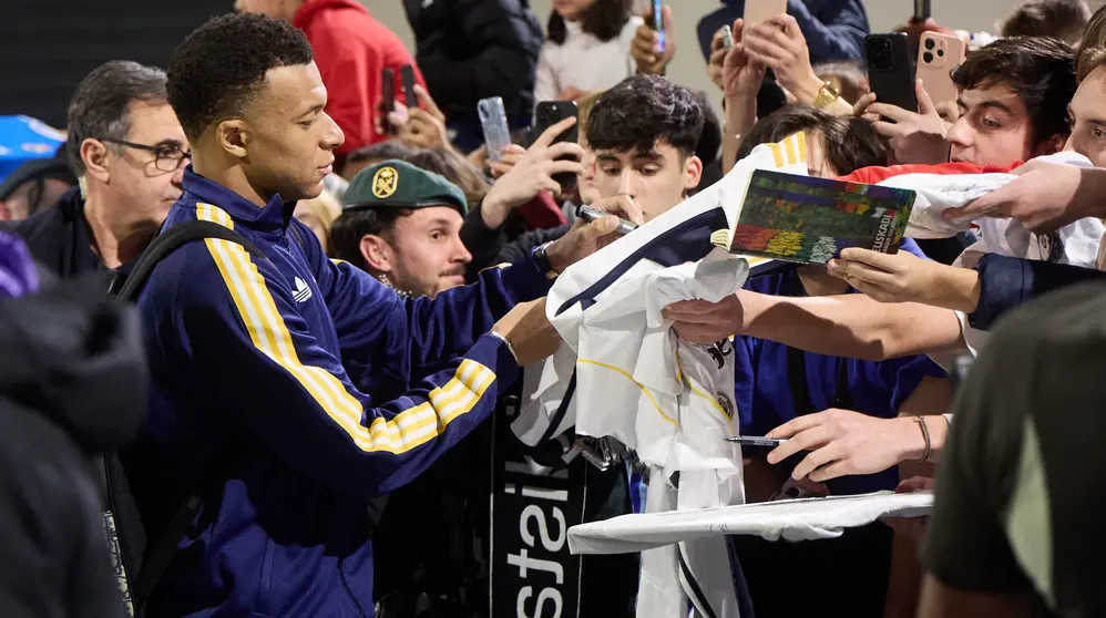 Llegada de la plantilla del Real Madrid al aeropuerto de Noain para jugar ma&ntilde;ana contra Osasuna en el estadio de El Sadar. I&Ntilde;IGO ALZUGARAY
