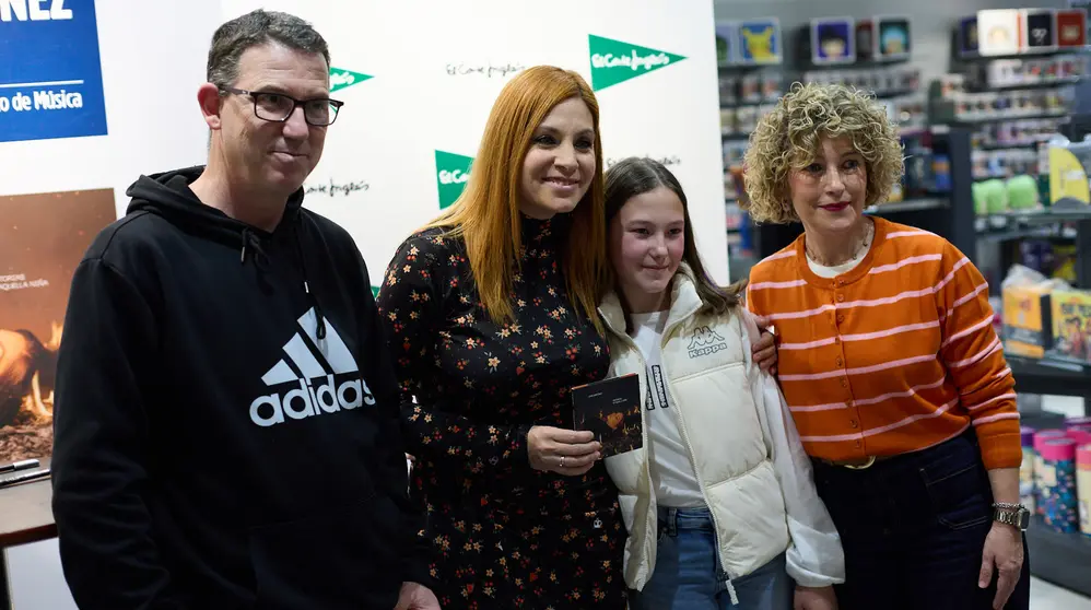 La cantante y compositora navarra Leire Mart&iacute;nez firma su nuevo disco en solitario &ldquo;Historias de aquella ni&ntilde;a&rdquo; en El Corte Ingl&eacute;s de Pamplona. I&Ntilde;IGO ALZUGARAY