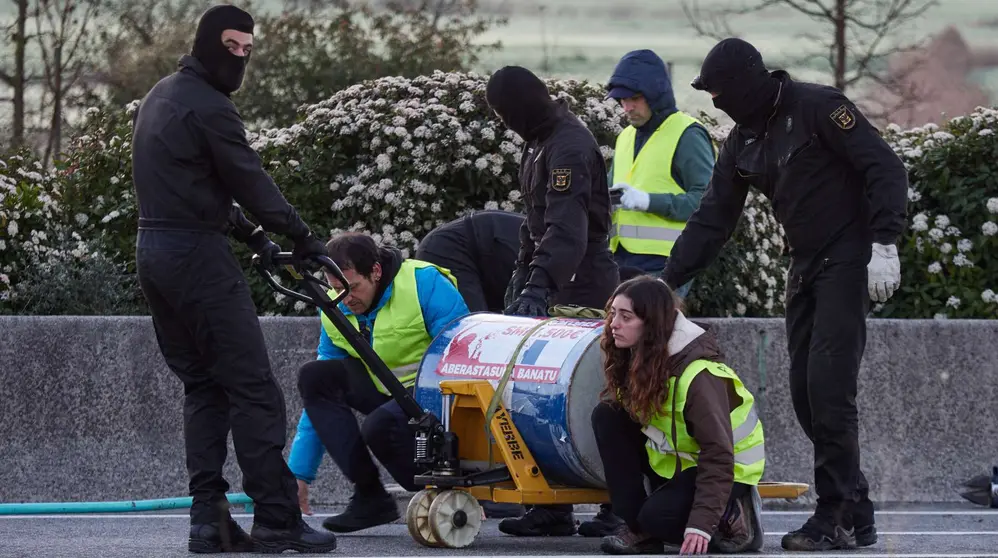 Cortada durante dos horas la PA-30 por la presencia de cuatro personas con barriles de cemento con motivo de la huelga general del 17 de marzo. EDUARDO SANZ / EUROPA PRESS
