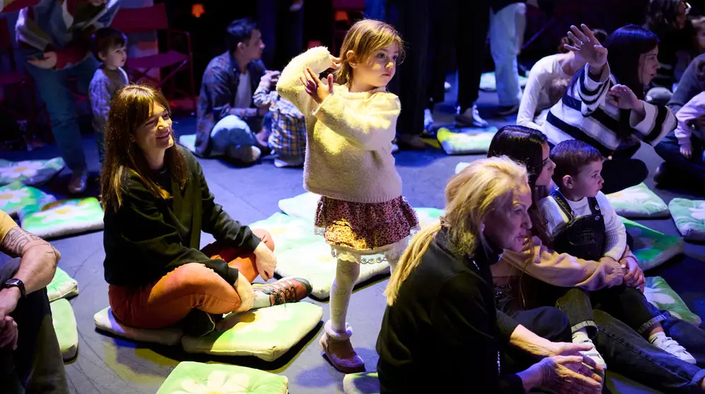 Puesta en escena del espect&aacute;culo "Danzad, danzad, bebitos" para ni&ntilde;os y acompa&ntilde;antes. PABLO LASAOSA