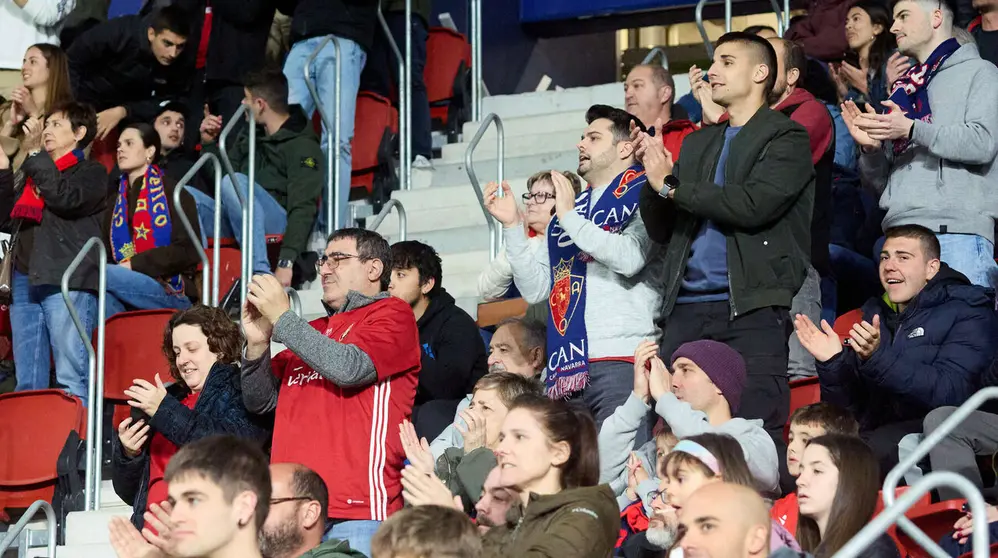 La grada del estadio de El Sadar durante el partido de La Liga EA Sports entre CA Osasuna y Girona FC disputado en Pamplona. I&Ntilde;IGO ALZUGARAY