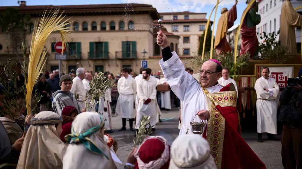 Procesi&oacute;n y bendici&oacute;n de ramos y palmas durante el Domingo de Ramos 2026. PABLO LASAOSA
