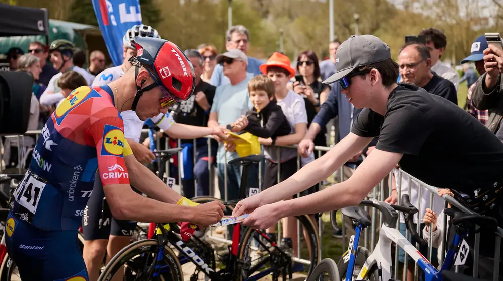 La Itzulia 2026 a su paso por el Ayuntamiento de Pamplona. PABLO LASAOSA