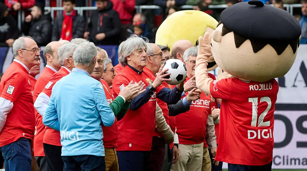 Homenaje a la plantilla de CA Osasuna que logr&oacute; el ascenso a Primera Divisi&oacute;n en 1980. I&Ntilde;IGO ALZUGARAY