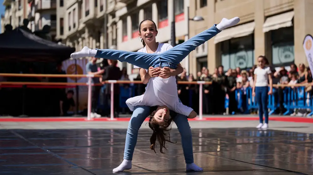 El alumnado de las escuelas que componen la Asociaci&oacute;n Haizea de Navarra realiza una serie de exhibiciones de distintos estilos y niveles para celebrar el D&iacute;a Internacional de la Danza. PABLO LASAOSA