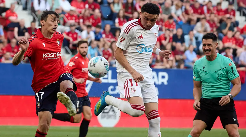 Ante Budimir (17. CA Osasuna), Rub&eacute;n Vargas (11. Sevilla FC) y Miguel Angel Ortiz Arias (&aacute;rbitro del partido) durante el partido de La Liga EA Sports entre CA Osasuna y Sevilla FC disputado en el estadio de El Sadar en Pamplona. I&Ntilde;IGO ALZUGARAY