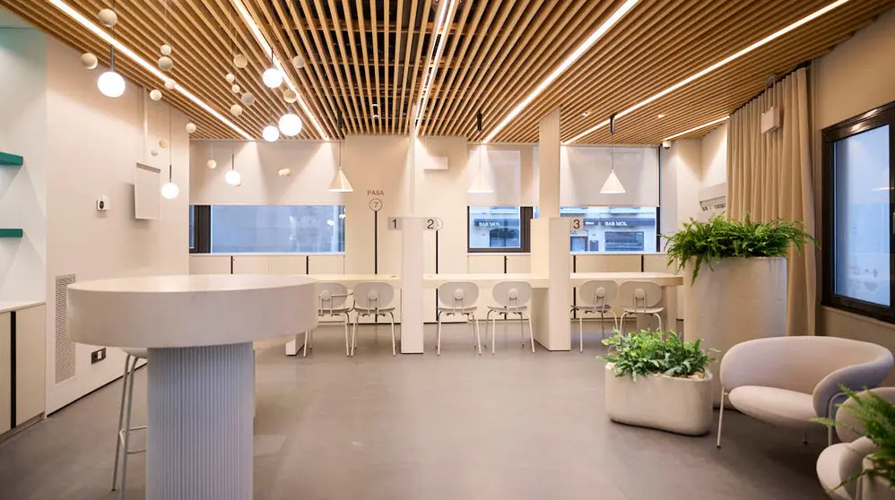 La Comisi&oacute;n de Presidencia del Ayuntamiento de Pamplona visita la Oficina de Turismo de la calle San Saturnino, donde desde principios de a&ntilde;o se est&aacute;n llevando a cabo unas obras de reforma de su espacio interior. PABLO LASAOSA