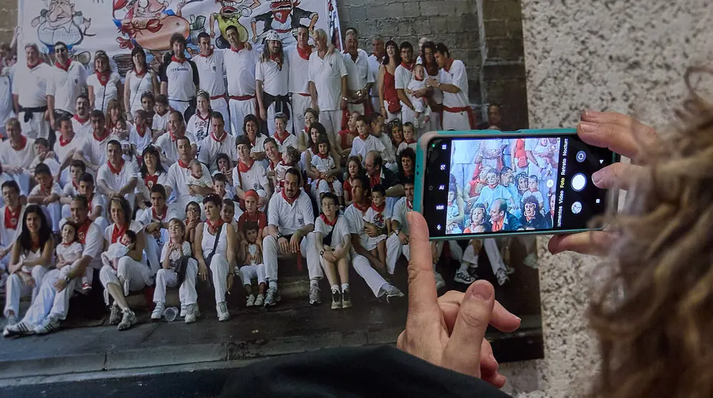 Exposici&oacute;n fotogr&aacute;fica de la Pe&ntilde;a Irrintzi en el Palacio Condestable de Pamplona con motivo de su 75 aniversario. I&Ntilde;IGO ALZUGARAY