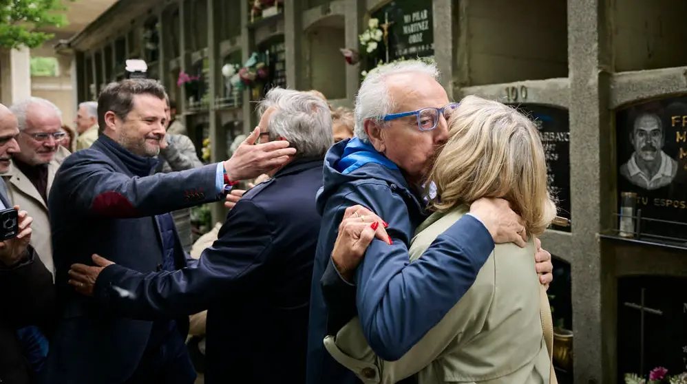 El Ayuntamiento recuerda al concejal de UPN Tom&aacute;s Caballero, asesinado en 1998 por la banda terrorista ETA cuando acud&iacute;a a su trabajo en el Consistorio. PABLO LASAOSA